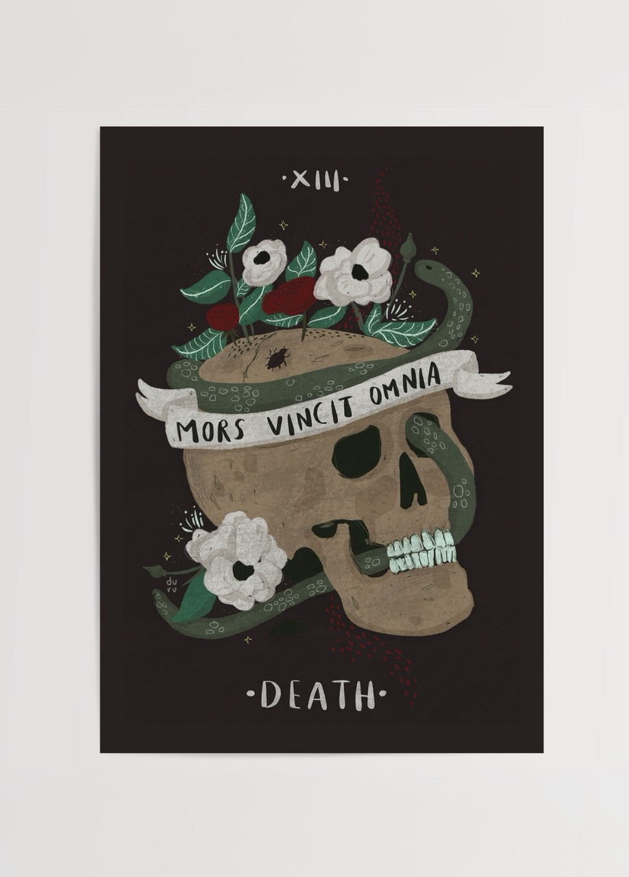 Duru Ekşioğlu’nun “Mors Vincit Omnia” yazılı kafatası ve yılan illüstrasyonu, gotik sanat posteri
