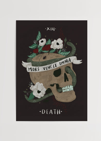 Duru Ekşioğlu’nun “Mors Vincit Omnia” yazılı kafatası ve yılan illüstrasyonu, gotik sanat posteri
