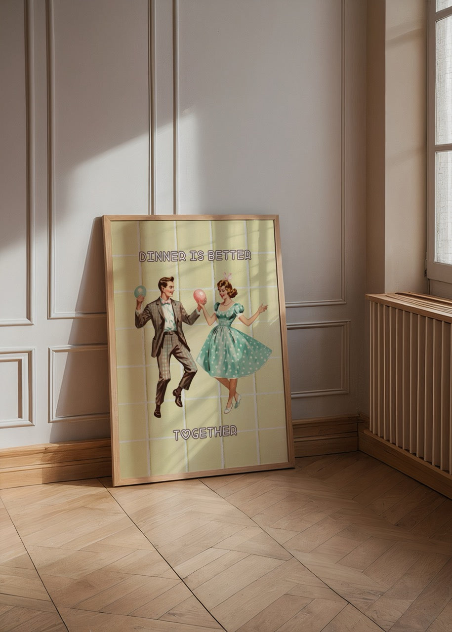 Balon tutan retro çift illüstrasyonuyla tasarlanmış Dinner Is Better Together yazılı mutfak posteri.
