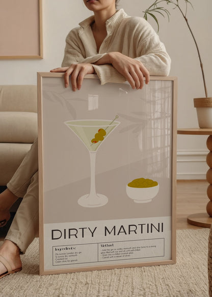 Kirli Martini kokteyli ve zeytinlerle süslenmiş bir illüstrasyon; altında tarif ve içerik bilgileri bulunan modern tarzda bir poster tasarımı.