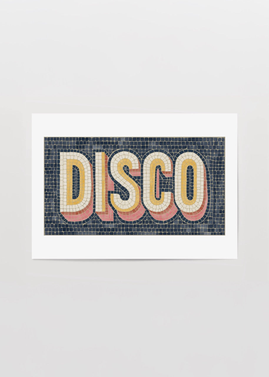 Thola Studio Disco posteri, mozaik desenli tipografi tasarımıyla retro disko kültürünü yansıtan modern duvar dekorasyonu.