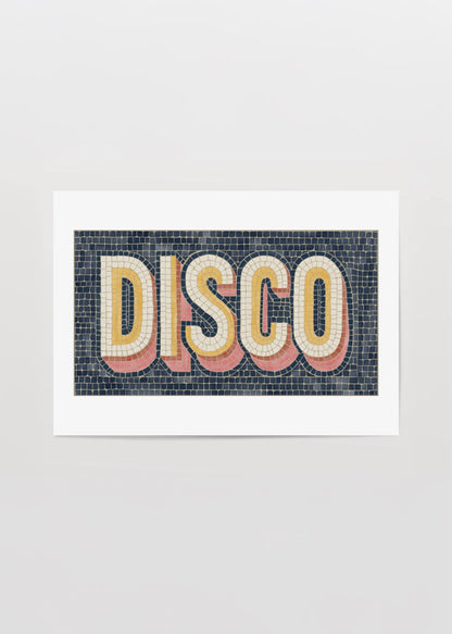 Thola Studio Disco posteri, mozaik desenli tipografi tasarımıyla retro disko kültürünü yansıtan modern duvar dekorasyonu.