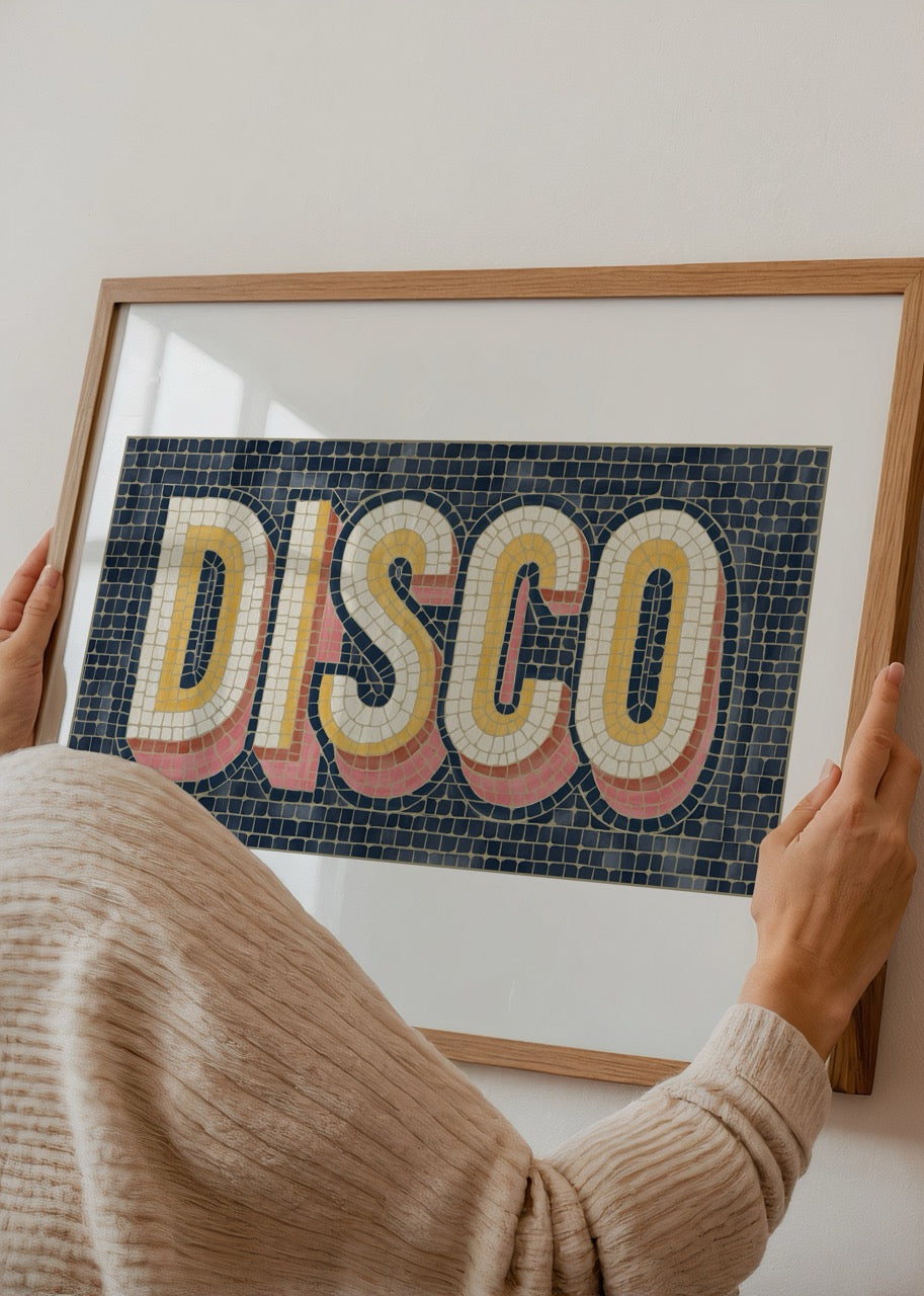Thola Studio Disco posteri, mozaik desenli tipografi tasarımıyla retro disko kültürünü yansıtan modern duvar dekorasyonu.