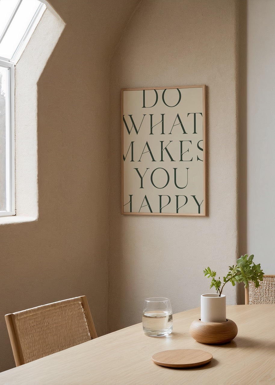 Bej zemin üzerinde siyah serif tipografi ile tasarlanmış “Do What Makes You Happy” minimalist poster