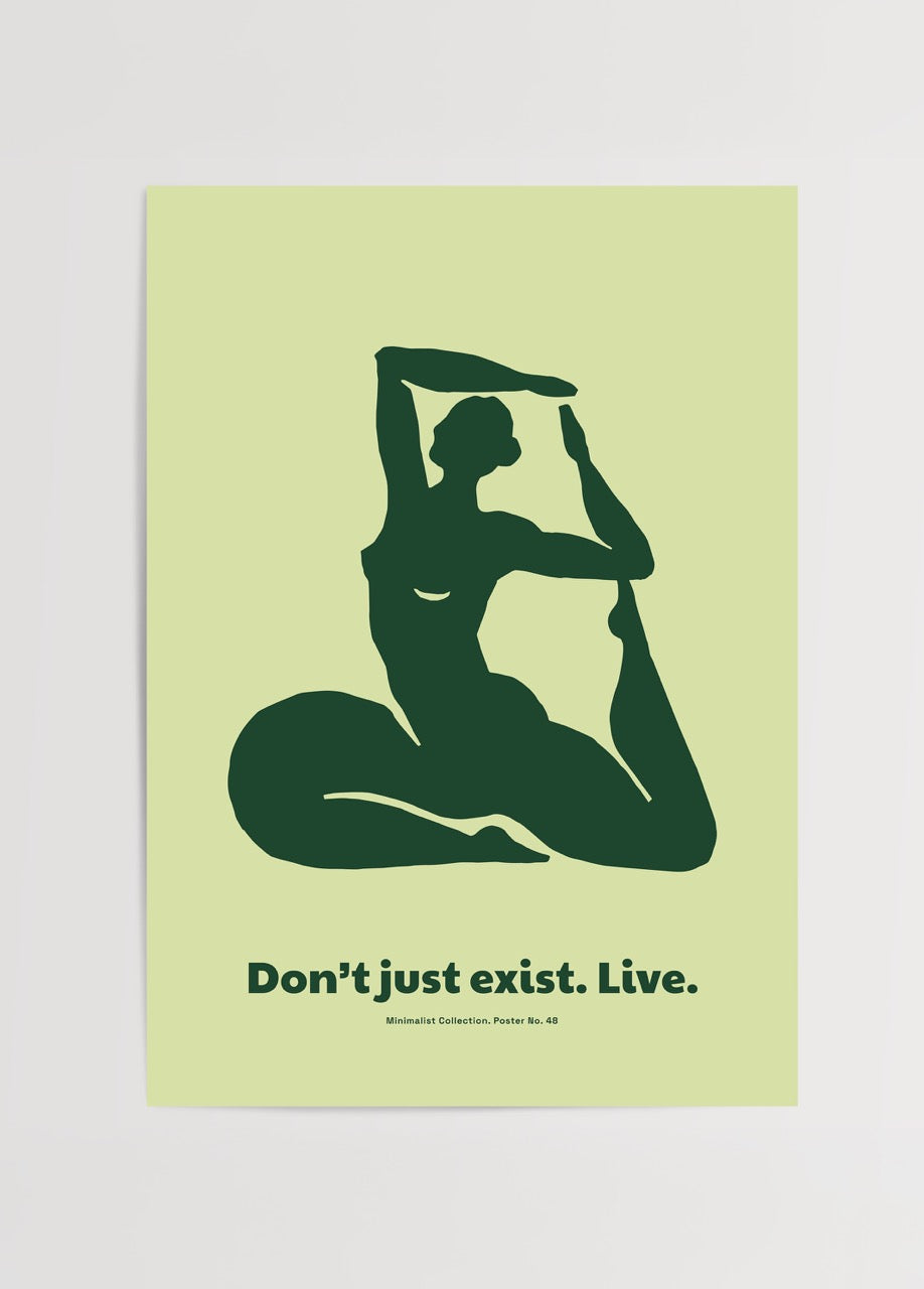 Minimalist yeşil arka planlı, soyut kadın figürü ve “Don’t just exist. Live.” yazılı motivasyon posteri
