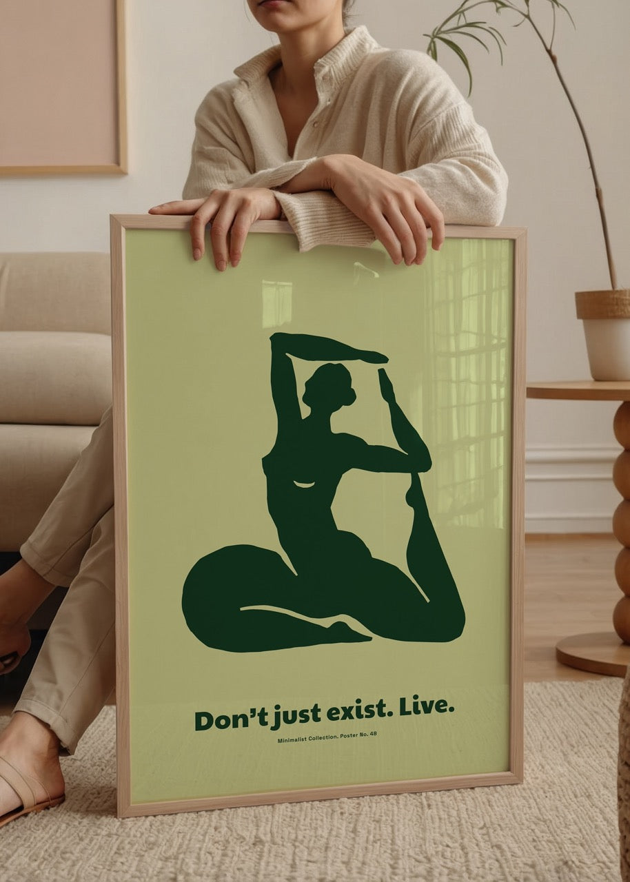 Minimalist yeşil arka planlı, soyut kadın figürü ve “Don’t just exist. Live.” yazılı motivasyon posteri