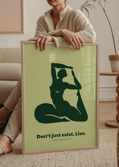 Minimalist yeşil arka planlı, soyut kadın figürü ve “Don’t just exist. Live.” yazılı motivasyon posteri