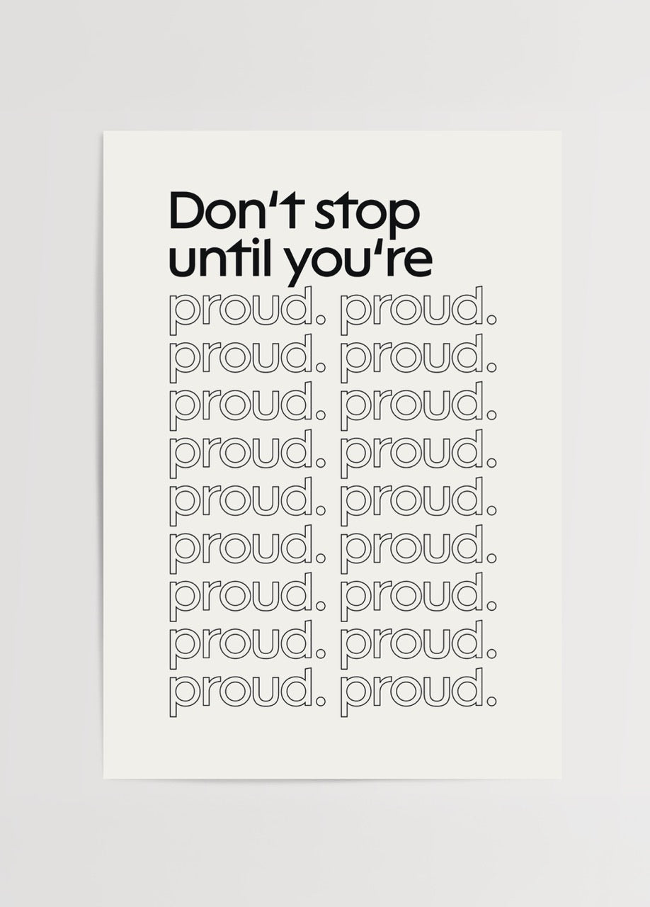 Don’t Stop Until You’re Proud posteri, beyaz fon üzerine siyah tipografiyle tekrar eden “proud” yazısı
