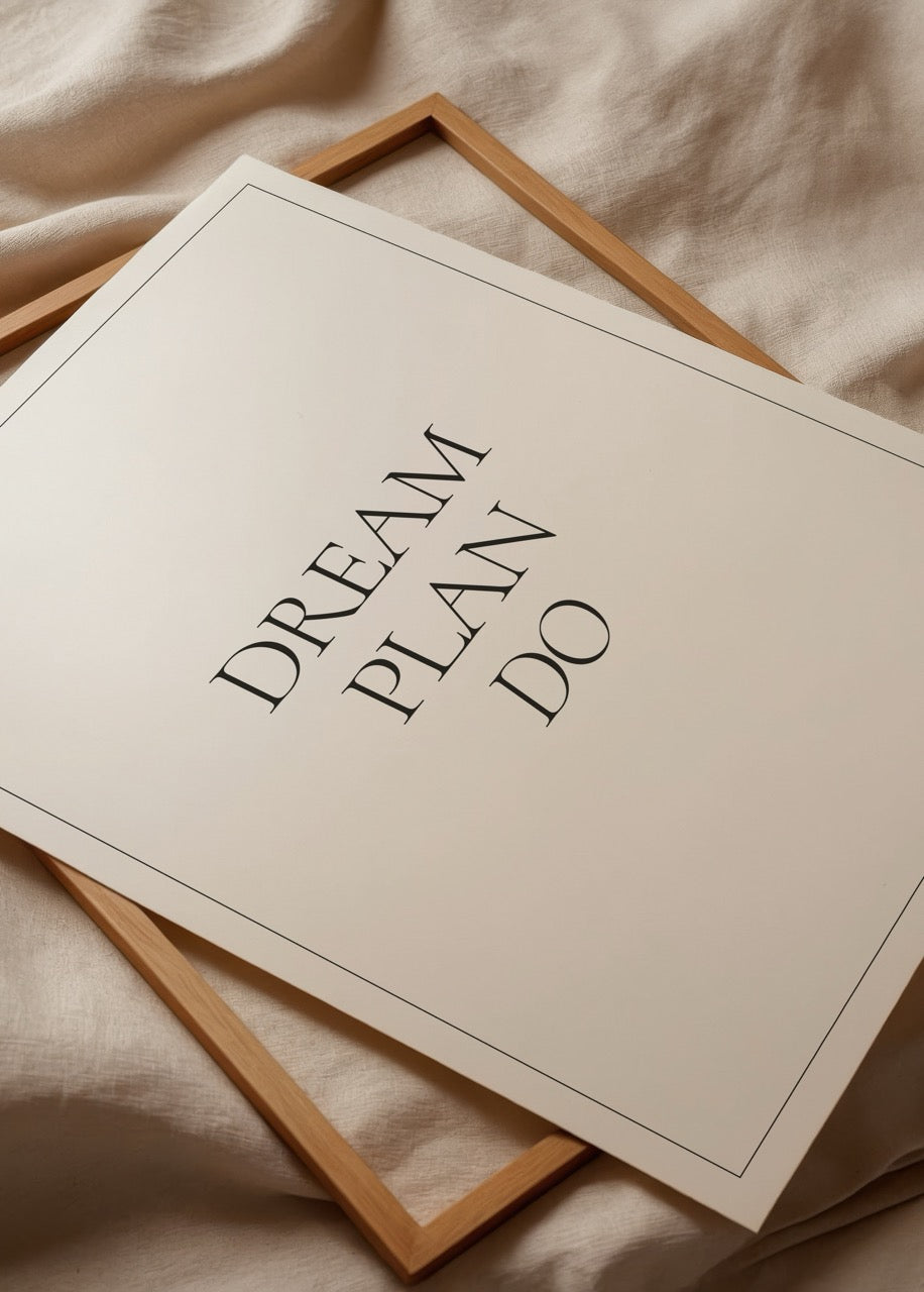 Dream Plan Do posteri, beyaz fon üzerine siyah tipografik yazıyla minimalist motivasyon tasarımı