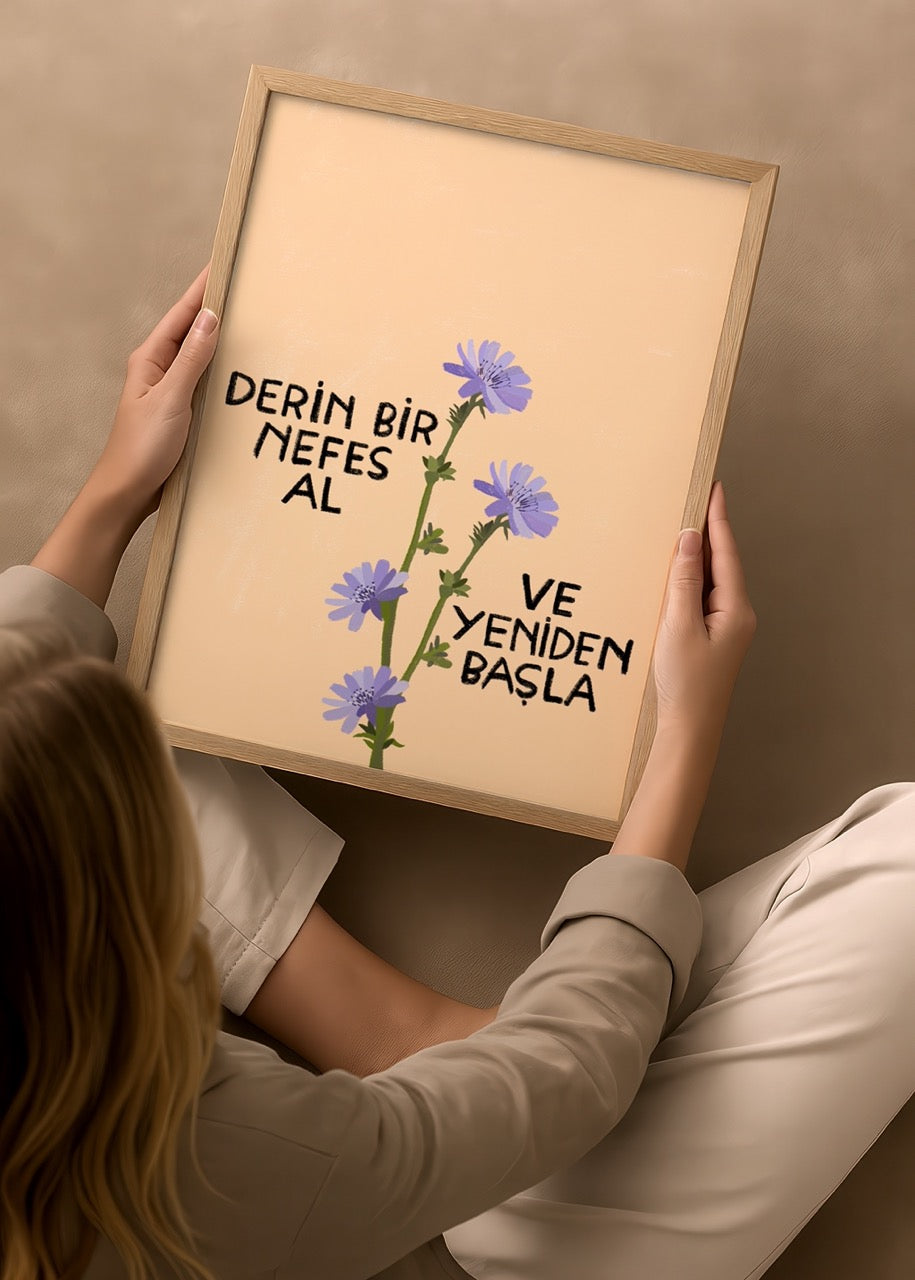 duygulariyerim’in “Derin Bir Nefes Al ve Yeniden Başla” posteri – açık şeftali fon, mor çiçekler ve el yazısı tipografiyle sade motive edici tasarım