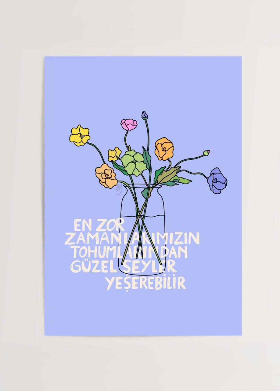 duygulariyerim’in “En Zor Zamanlarımızın Tohumlarından Güzel Şeyler Yeşerebilir” posteri – mavi fonda renkli çiçekler ve umut dolu bir mesaj