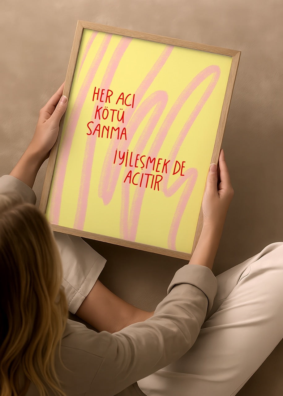 duygulariyerim’in “Her Acı Kötü Sanma” posteri – sarı zemin, pembe fırça dokuları ve kırmızı tipografili iyileşme temalı tasarım