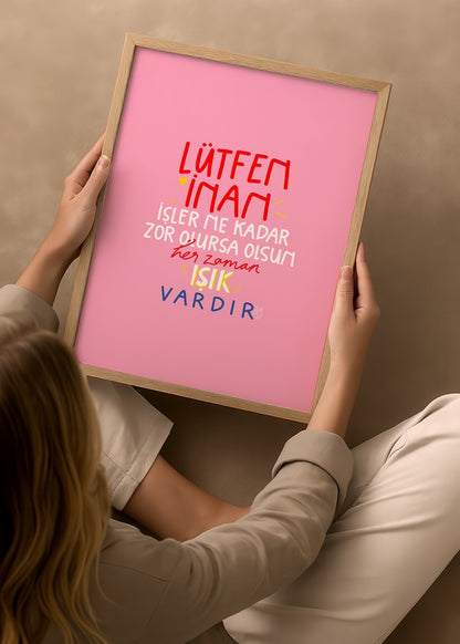 duygulariyerim’in “Lütfen İnan” adlı pembe zeminli tipografik posteri – ilham verici ve pozitif mesaj tasarımı