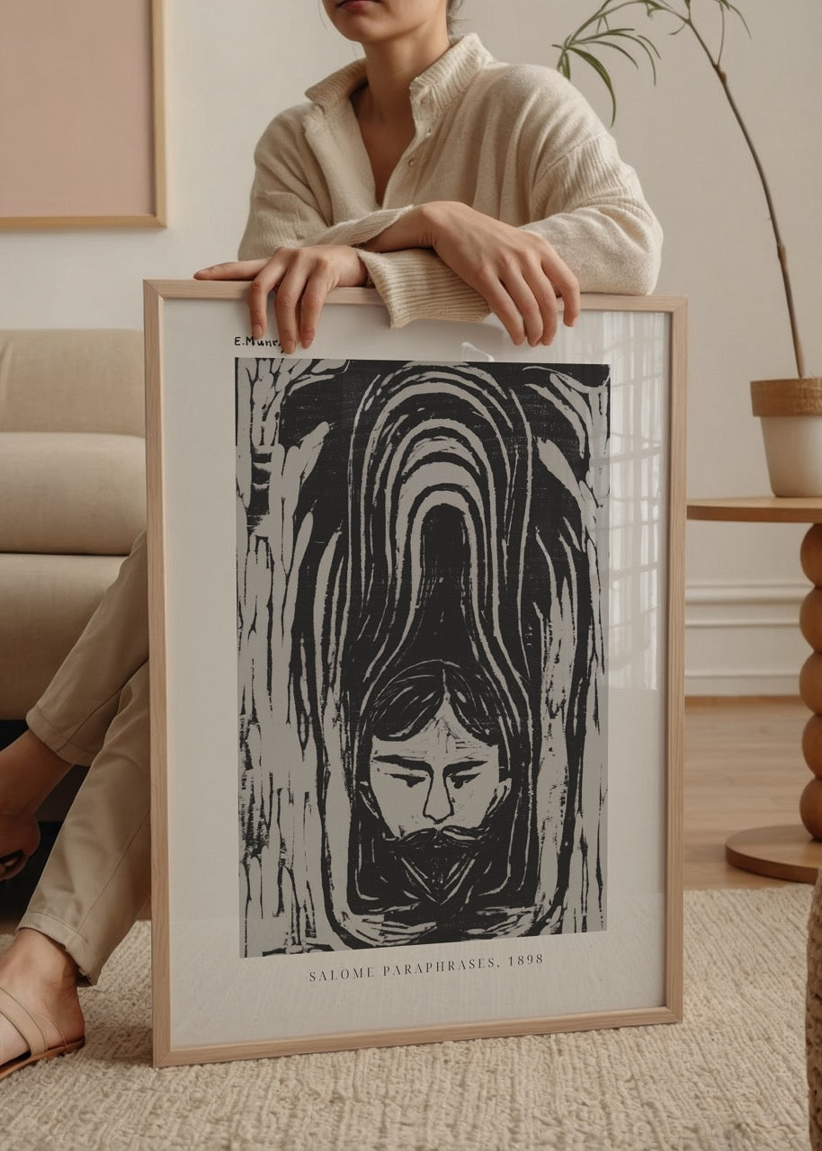 Edvard Munch’un 1898 tarihli “Salome Paraphrases” isimli siyah-beyaz gravür çalışmasını içeren poster; yukarıdan aşağı inen çizgilerle çevrili, gözleri kapalı ve başı kesik bir figürü betimler.