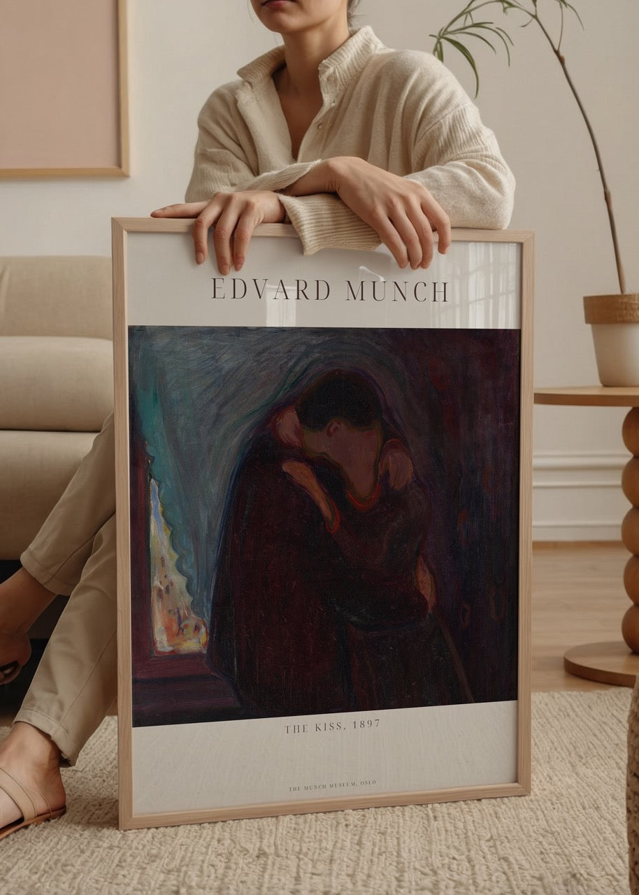 Edvard Munch’un 1897 tarihli “The Kiss” (Öpücük) adlı tablosunun yer aldığı, koyu tonlarda duygusal bir aşk sahnesi sunan sanat posteri.