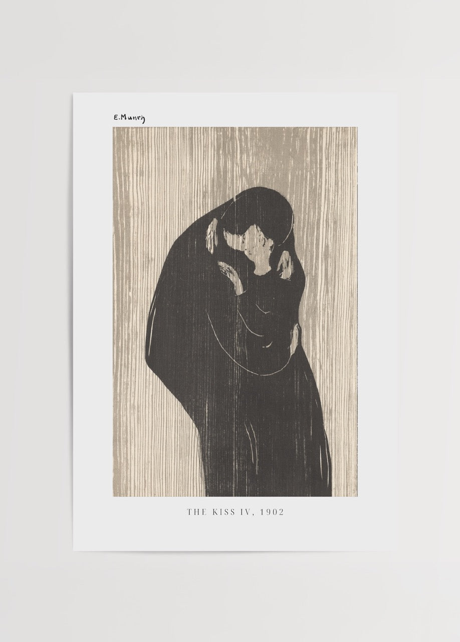 Edvard Munch’un “The Kiss IV” (1902) adlı ahşap baskı eserinin sade ve güçlü siyah-bej tonlarında bir reprodüksiyon posteri.