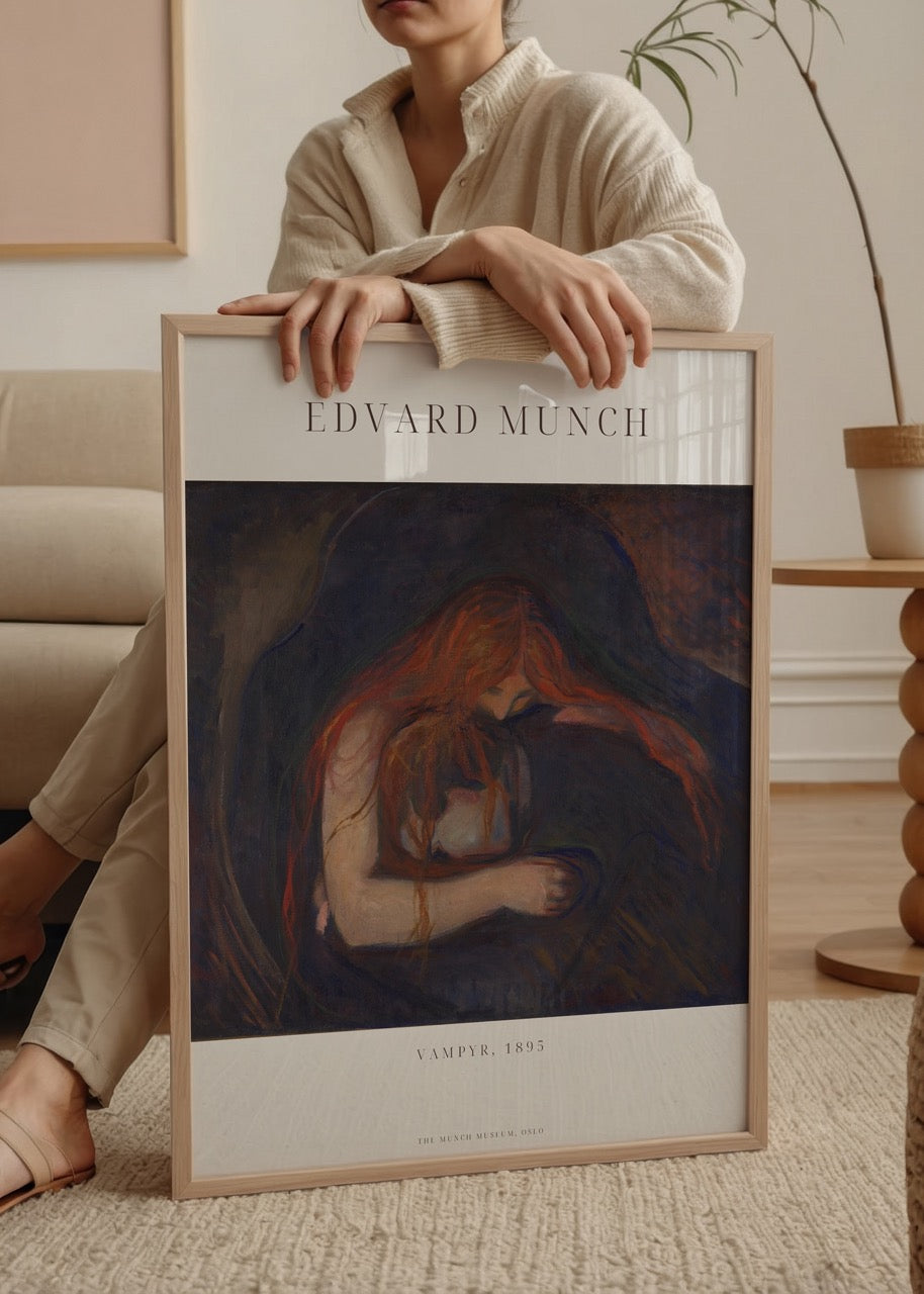 Edvard Munch’un 1895 tarihli “Vampyr” tablosunun poster versiyonu; uzun kızıl saçlı bir kadının başını eğmiş şekilde bir erkeğe sarıldığı duygusal ve karanlık sahne.