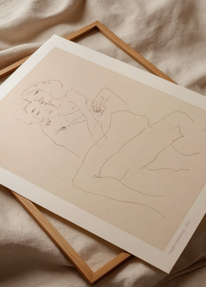 Birbirine sarılmış iki insan figürünün minimalist ve ekspresyonist çizimle betimlendiği sanat posteri