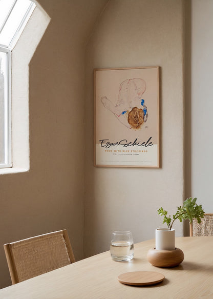 Mavi çoraplı çıplak figürün minimalist çizim tarzında betimlendiği Egon Schiele sanat posteri.