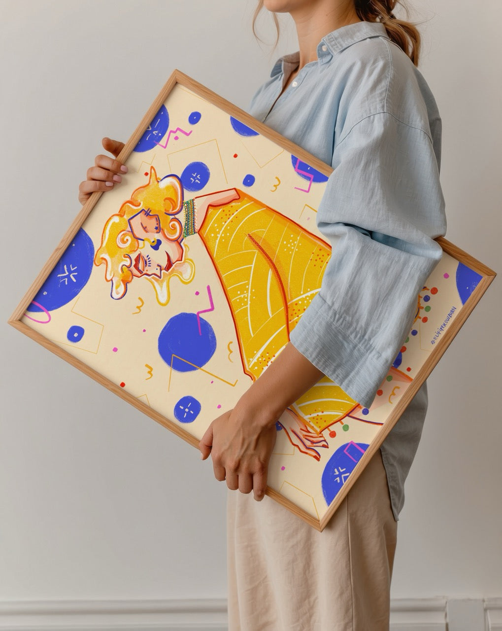 Elif İpek Oğuzhan’ın It’s Me adlı eseri – sarı elbiseli kadın figürlü, renkli geometrik desenli modern illüstrasyon posteri.