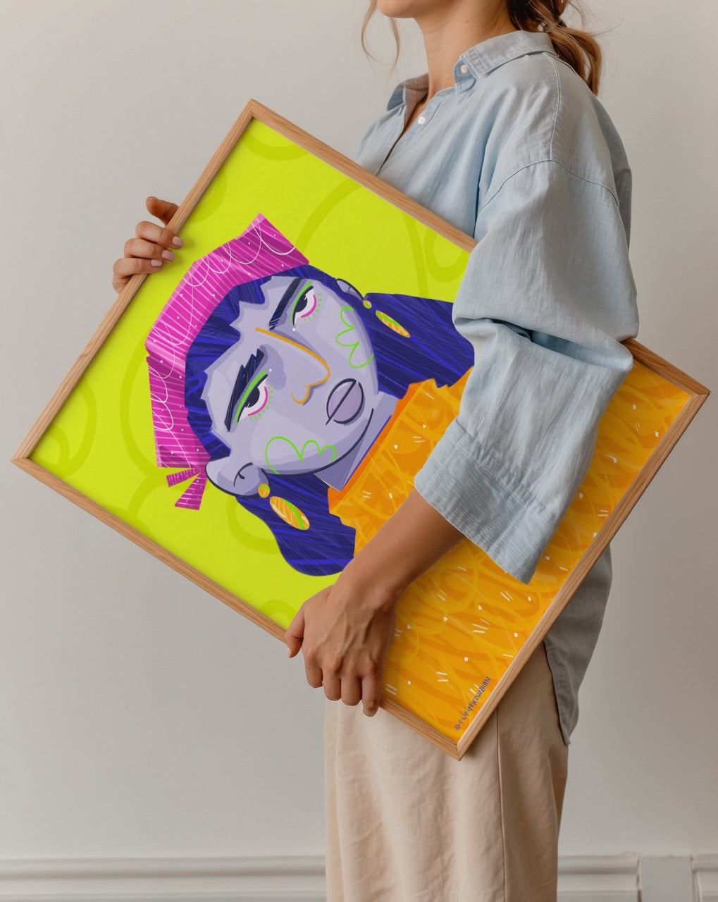 Elif İpek Oğuzhan’ın Zellanda adlı eseri – neon sarı arka planlı, mor saçlı ve turuncu kazaklı kadın portresi illüstrasyon posteri.