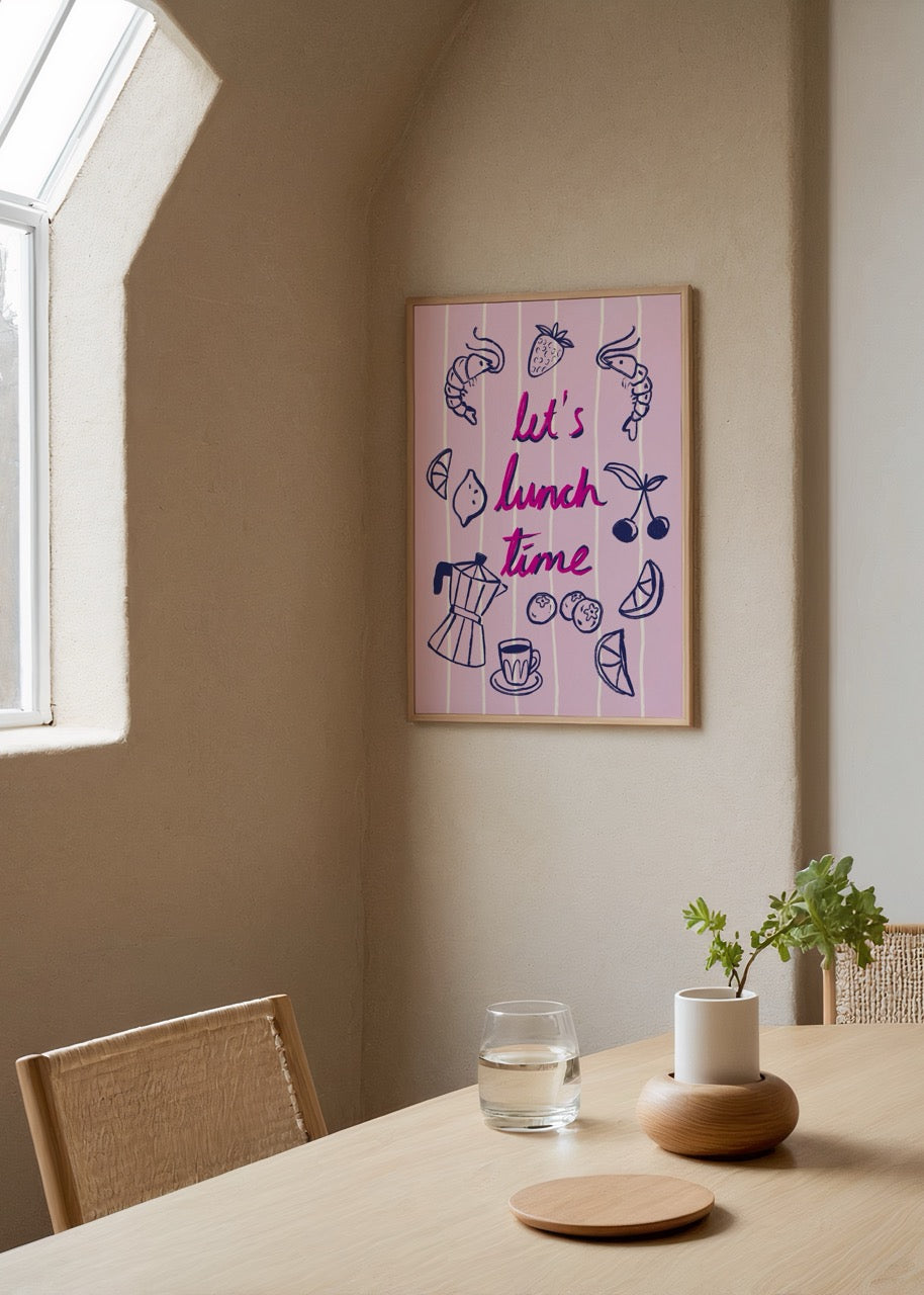 Elif Korkut’un “Lunch Vibes” adlı, pastel tonlarda çizilmiş deniz ürünleri ve meyve illüstrasyonlu modern poster tasarımı.