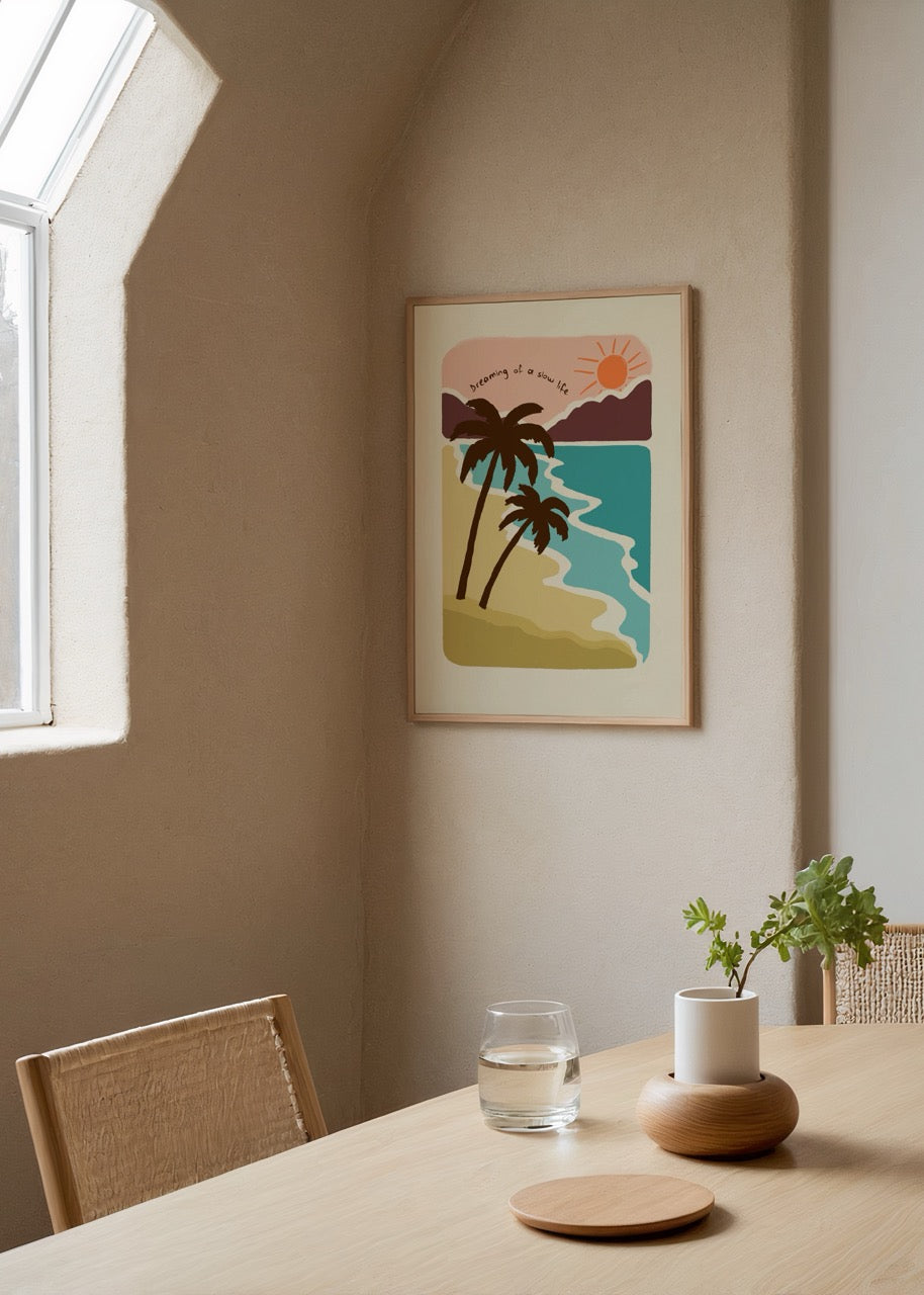 Elif Korkut’un “Rhythms of Calm” adlı, pastel tonlarda sahil ve palmiye ağaçları illüstrasyonlu huzurlu poster baskısı.