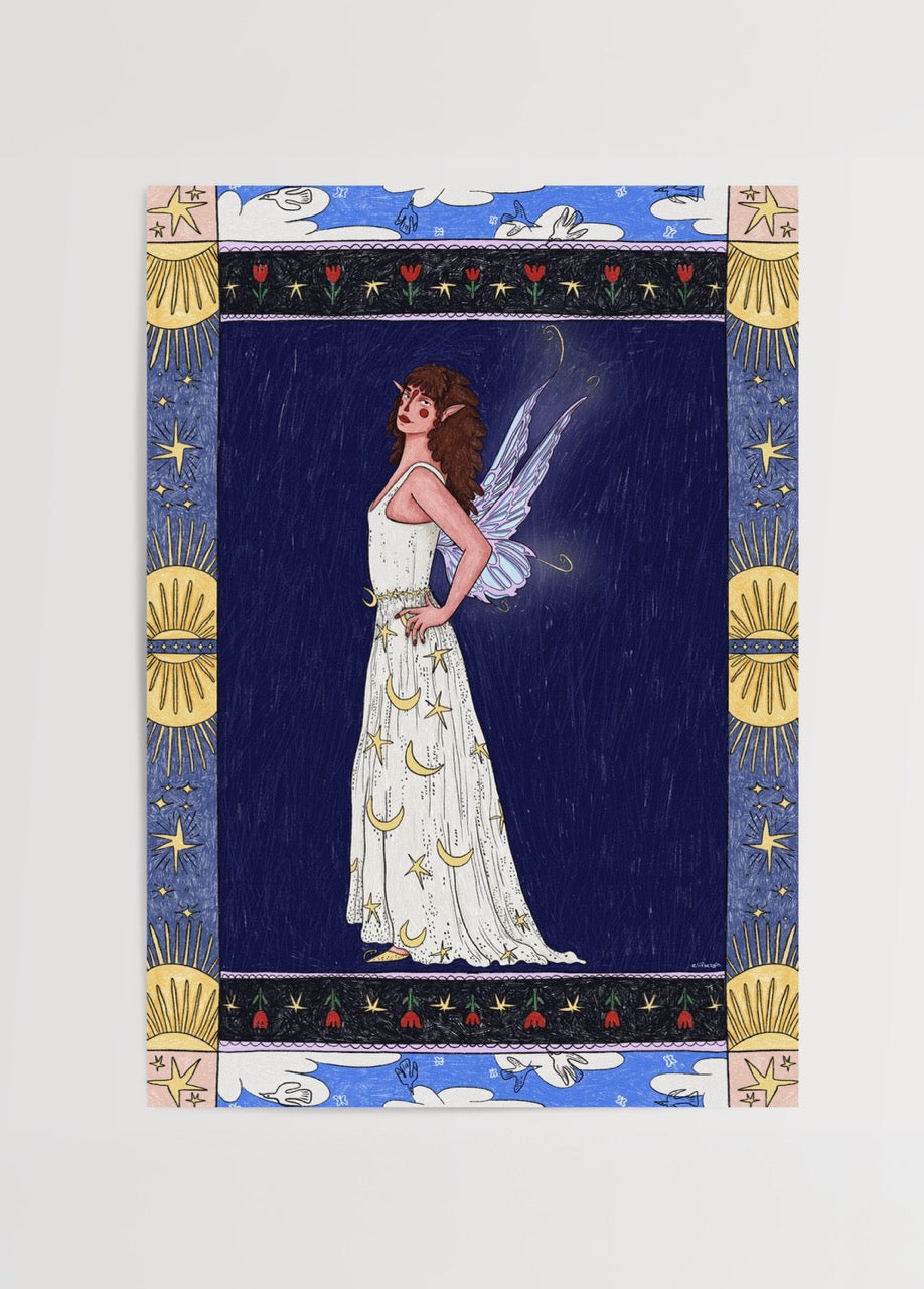 Elif Sezgin’in “Fairy” adlı, yıldız desenli elbise giymiş peri figürlü lacivert fonlu illüstrasyon posteri.