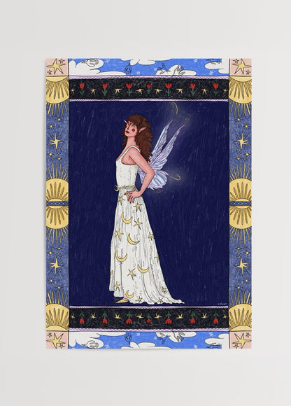Elif Sezgin’in “Fairy” adlı, yıldız desenli elbise giymiş peri figürlü lacivert fonlu illüstrasyon posteri.