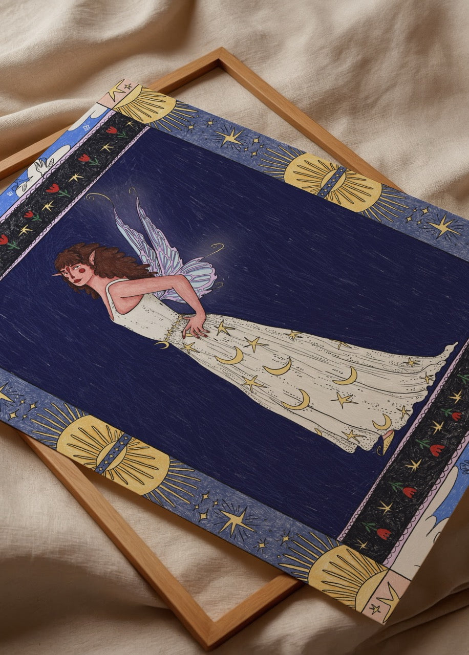 Elif Sezgin’in “Fairy” adlı, yıldız desenli elbise giymiş peri figürlü lacivert fonlu illüstrasyon posteri.