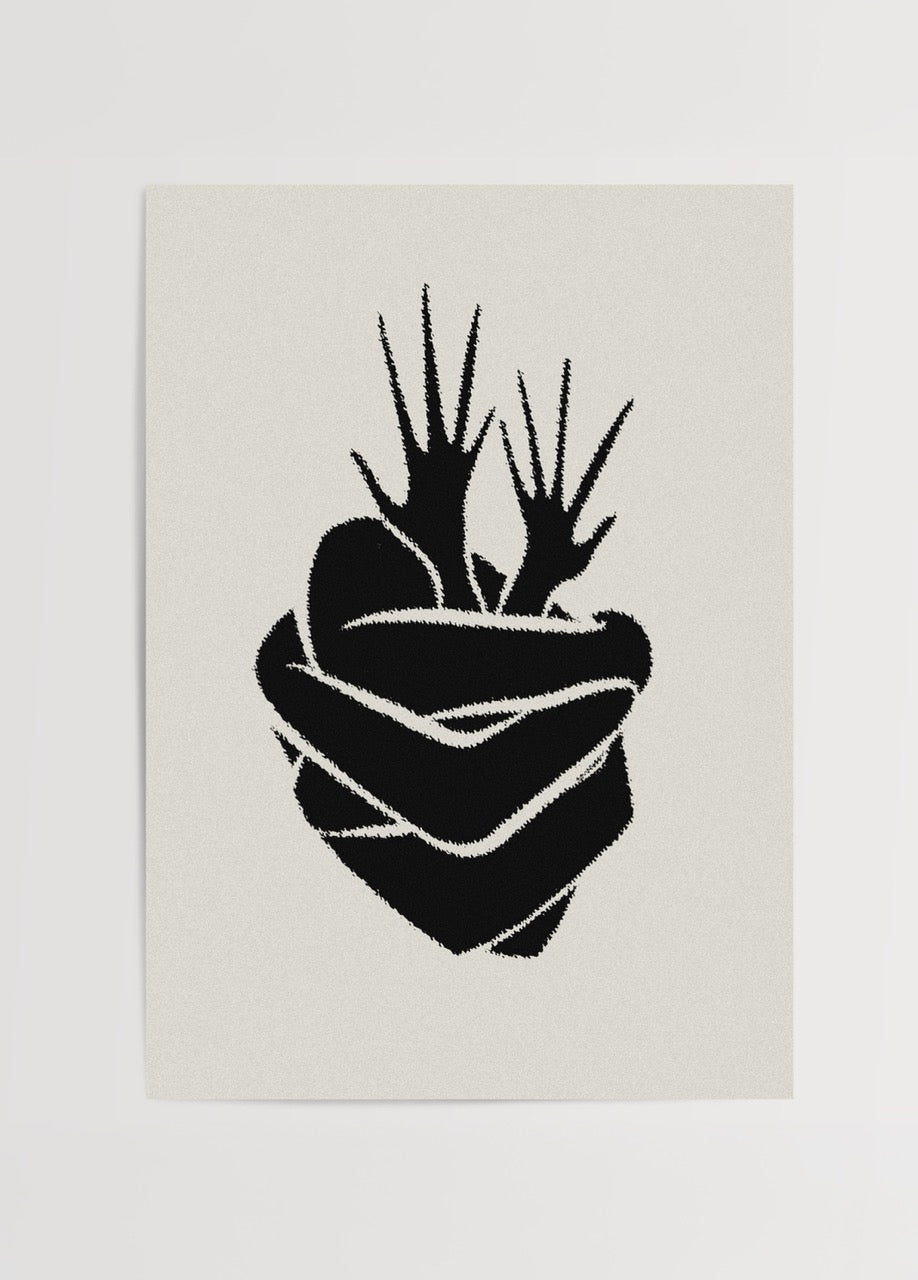 Ellerle sarılmış kalp figürlü siyah beyaz minimalist Embrace Heart posteri, sevgi ve korunma temasını yansıtır.