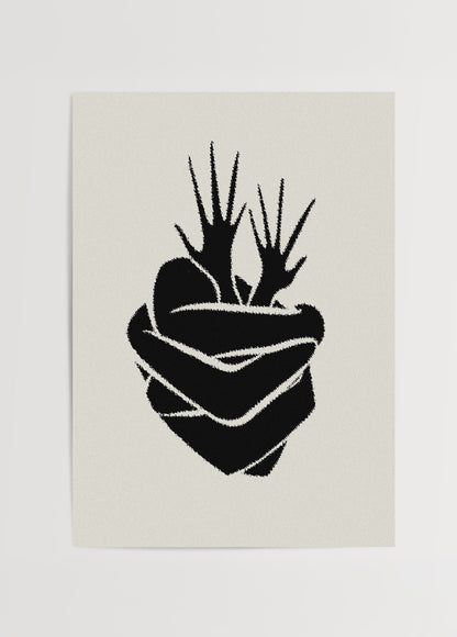 Ellerle sarılmış kalp figürlü siyah beyaz minimalist Embrace Heart posteri, sevgi ve korunma temasını yansıtır.