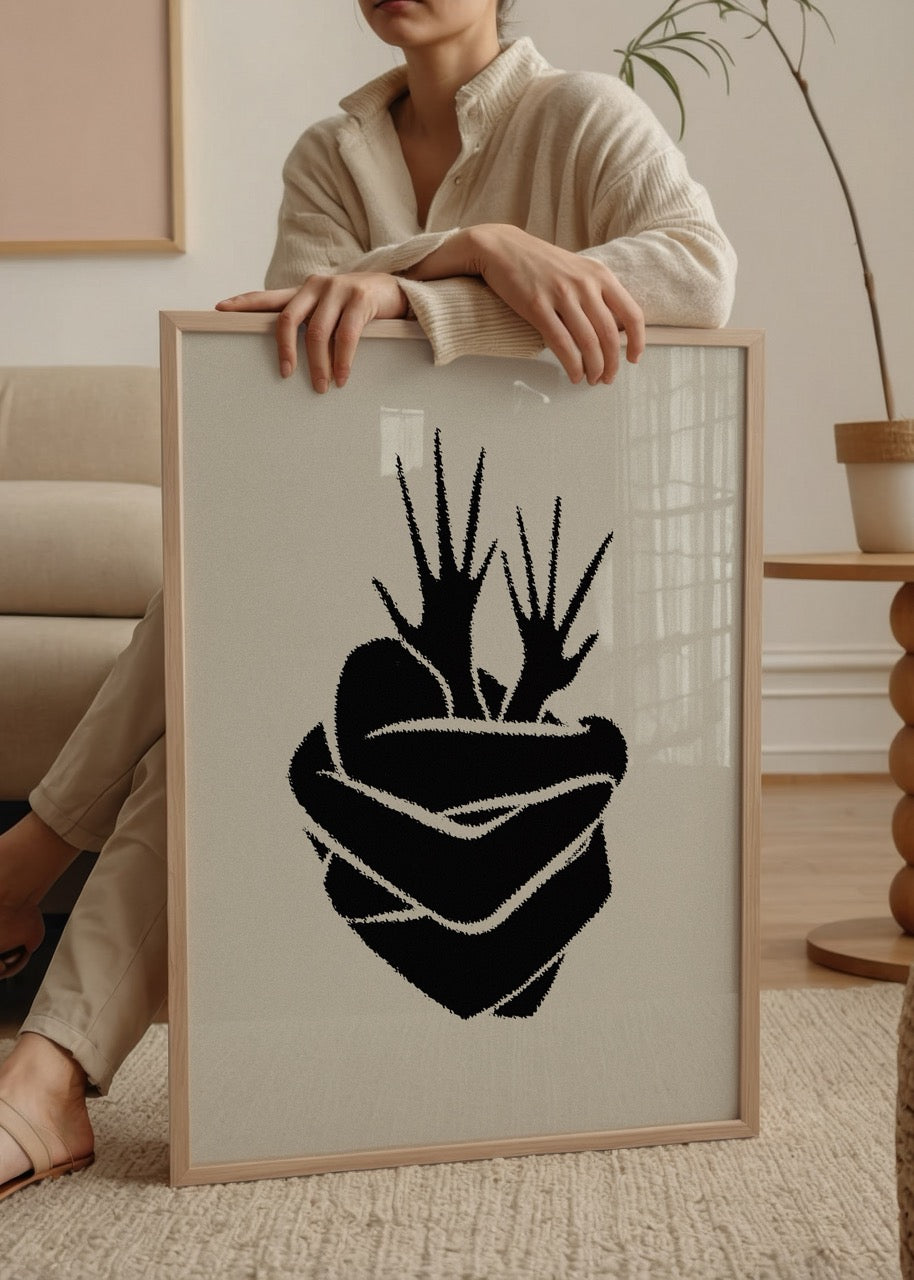 Ellerle sarılmış kalp figürlü siyah beyaz minimalist Embrace Heart posteri, sevgi ve korunma temasını yansıtır.