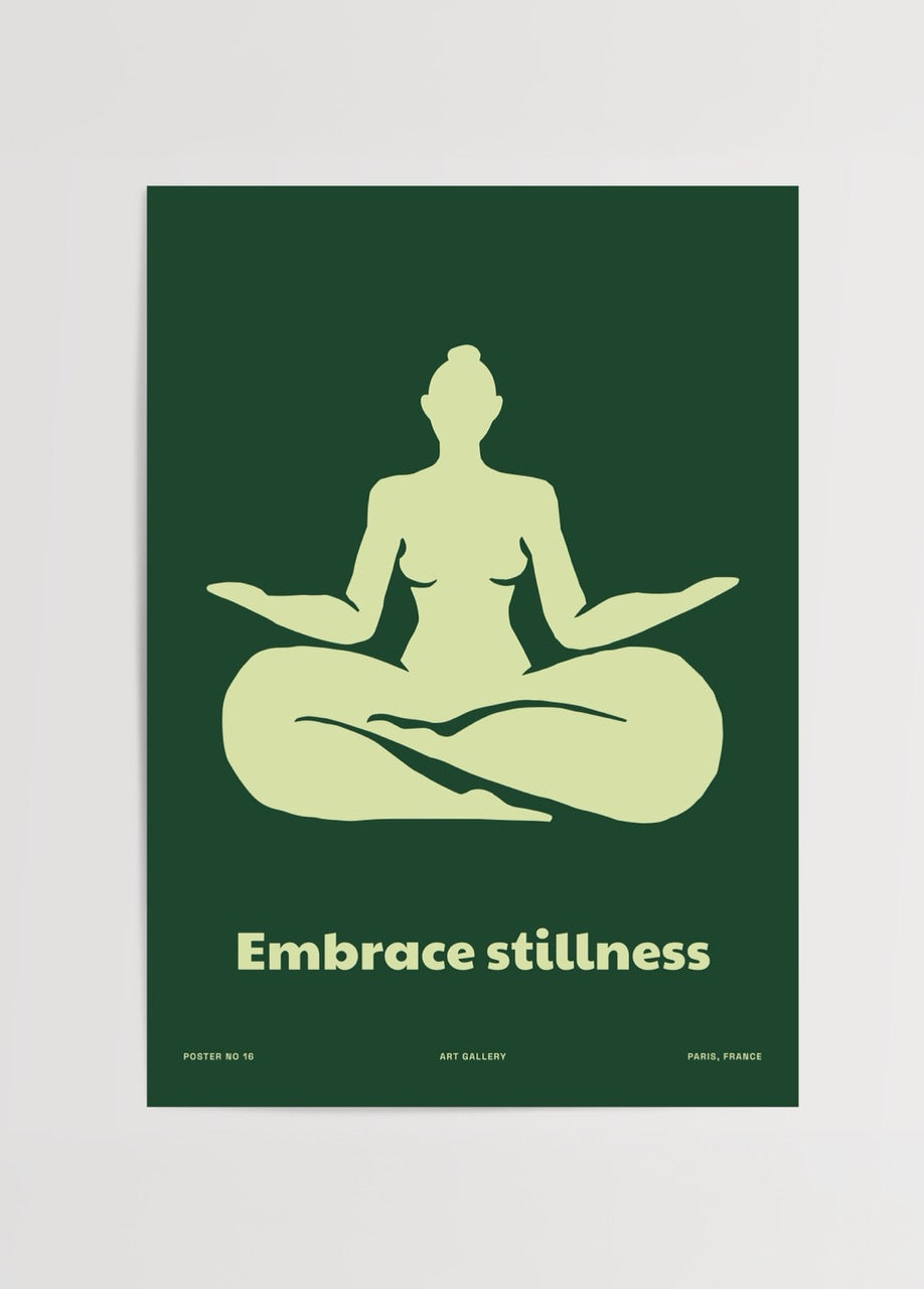 Meditasyon yapan insan figürüyle minimalist tasarıma sahip Embrace Stillness posteri, koyu yeşil zemin üzerinde