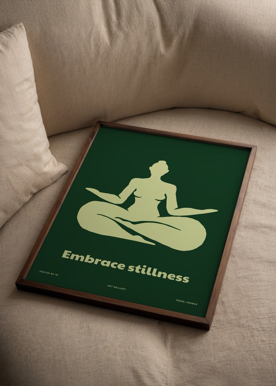 Meditasyon yapan insan figürüyle minimalist tasarıma sahip Embrace Stillness posteri, koyu yeşil zemin üzerinde