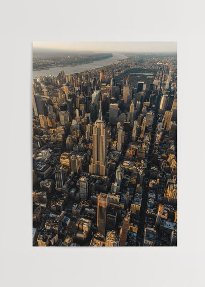 Gün batımında Empire State binası ve Manhattan şehir silüeti havadan görünüm