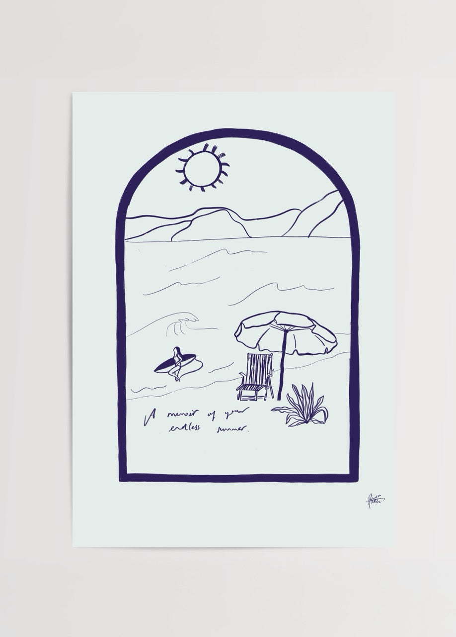 Açık mavi zemin üzerine koyu mavi çizgilerle sahil, şezlong, şemsiye ve sörf yapan figürün yer aldığı “Endless Summer Memoir” minimalist posteri.