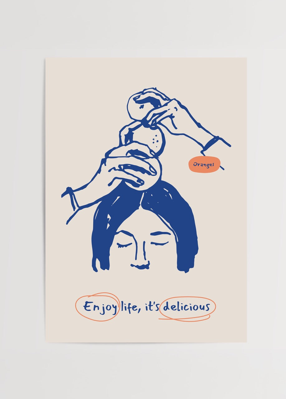 Kadın başına portakal koyan ellerin çizimi ve “Enjoy life, it’s delicious” yazılı modern illüstrasyon poster