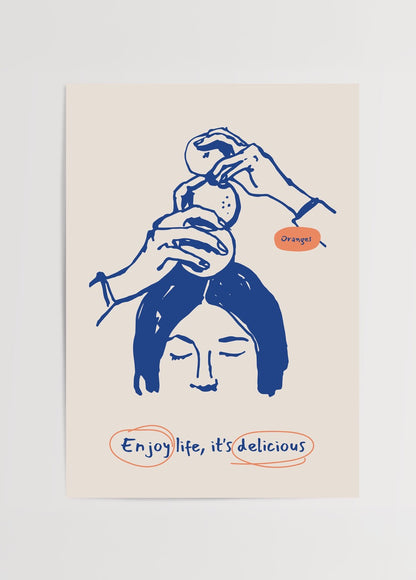 Kadın başına portakal koyan ellerin çizimi ve “Enjoy life, it’s delicious” yazılı modern illüstrasyon poster