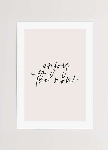 Enjoy the Now yazılı minimal el yazısı tipografi posteri