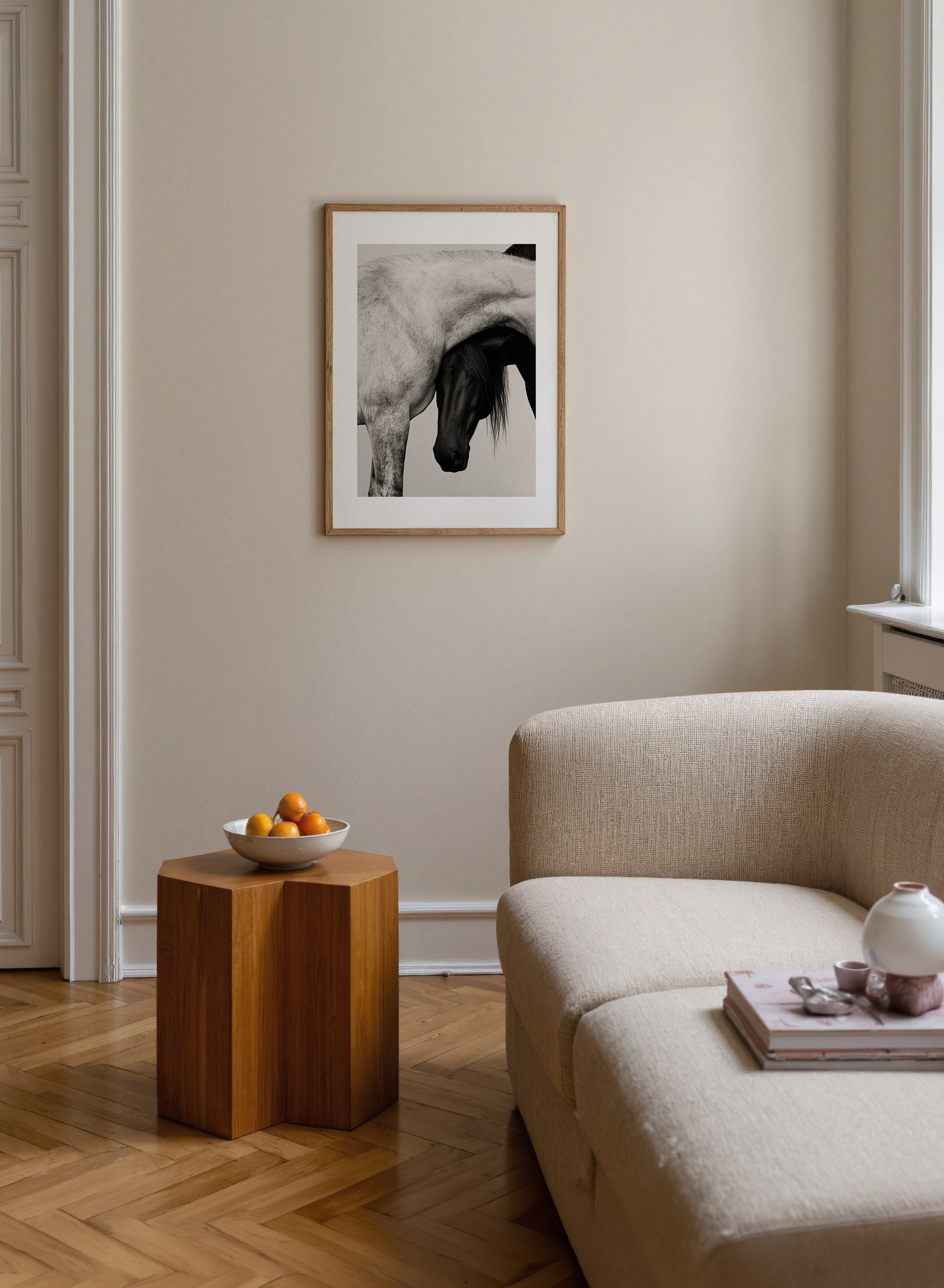 Entwined, açık ve koyu renkli iki atın birbirine yaklaşan bedenlerini gösteren minimal siyah beyaz fotoğraf poster.