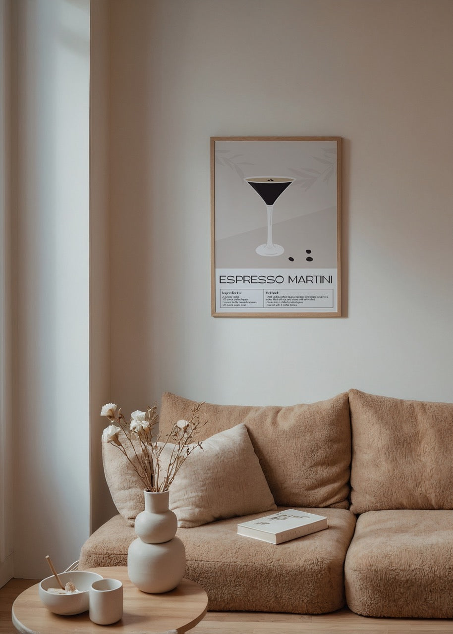 Minimalist tasarımlı Espresso Martini tarifi poster baskısı, kahve çekirdekleriyle modern mutfak dekorasyonu