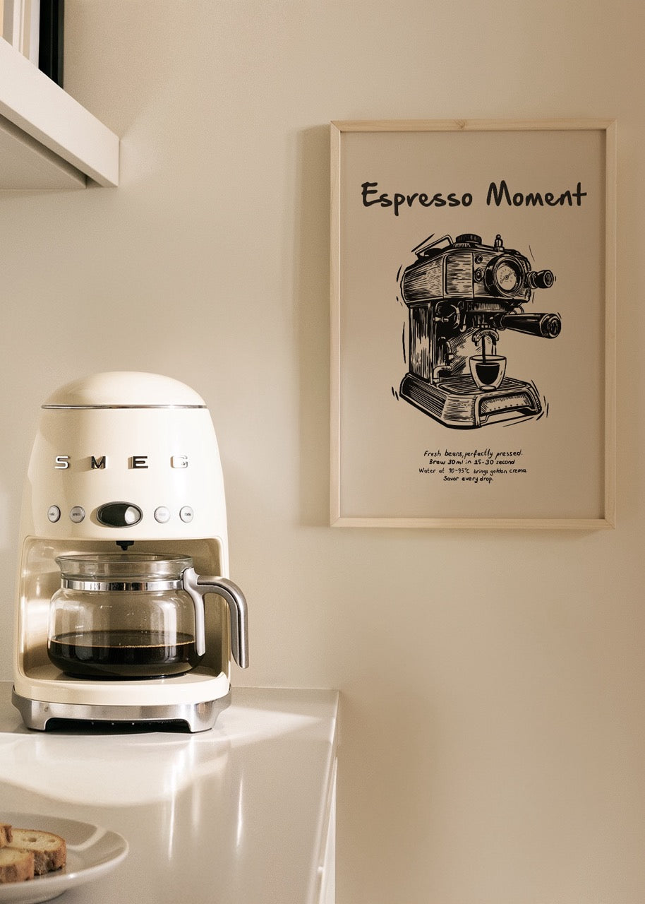 Elif Bilgin’in illüstratif tarzıyla hazırladığı Espresso Moment posteri, espresso makinesi çizimiyle kahve kültürünü yansıtan sanatsal tasarım.