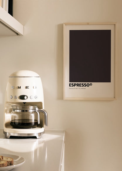 Pantone stilinde koyu espresso tonlarında sade renk bloklu duvar posteri