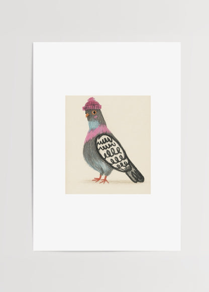 Nida Büyük imzalı Feather Vibes posteri, pastel tonlarda bere takmış güvercin illüstrasyonu ile eğlenceli ve sıcak sanat baskısı.