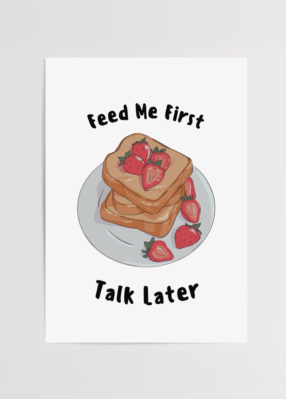 Tabağa dizilmiş tostlar ve çileklerle hazırlanmış mizahi kahvaltı posteri, “Feed Me First Talk Later” yazısıyla tasarlanmıştır.