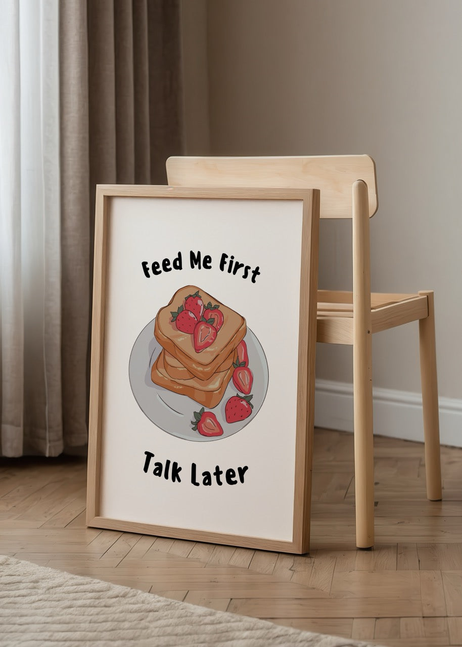 Tabağa dizilmiş tostlar ve çileklerle hazırlanmış mizahi kahvaltı posteri, “Feed Me First Talk Later” yazısıyla tasarlanmıştır.