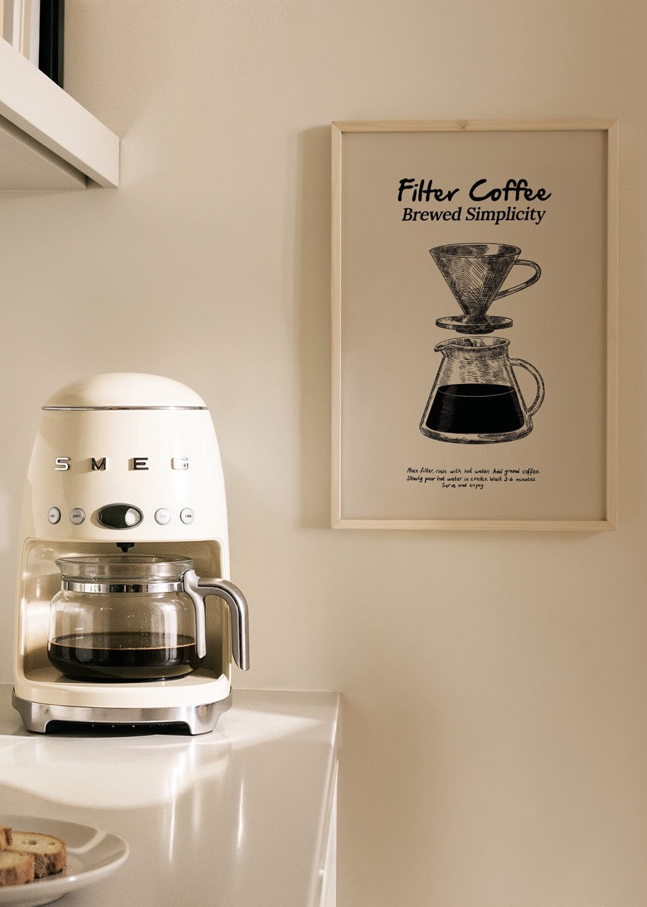 Elif Bilgin’in minimalist çizim tarzıyla hazırladığı Filter Coffee Brewed Simplicity posteri, filtre kahve demleme seti illüstrasyonu.