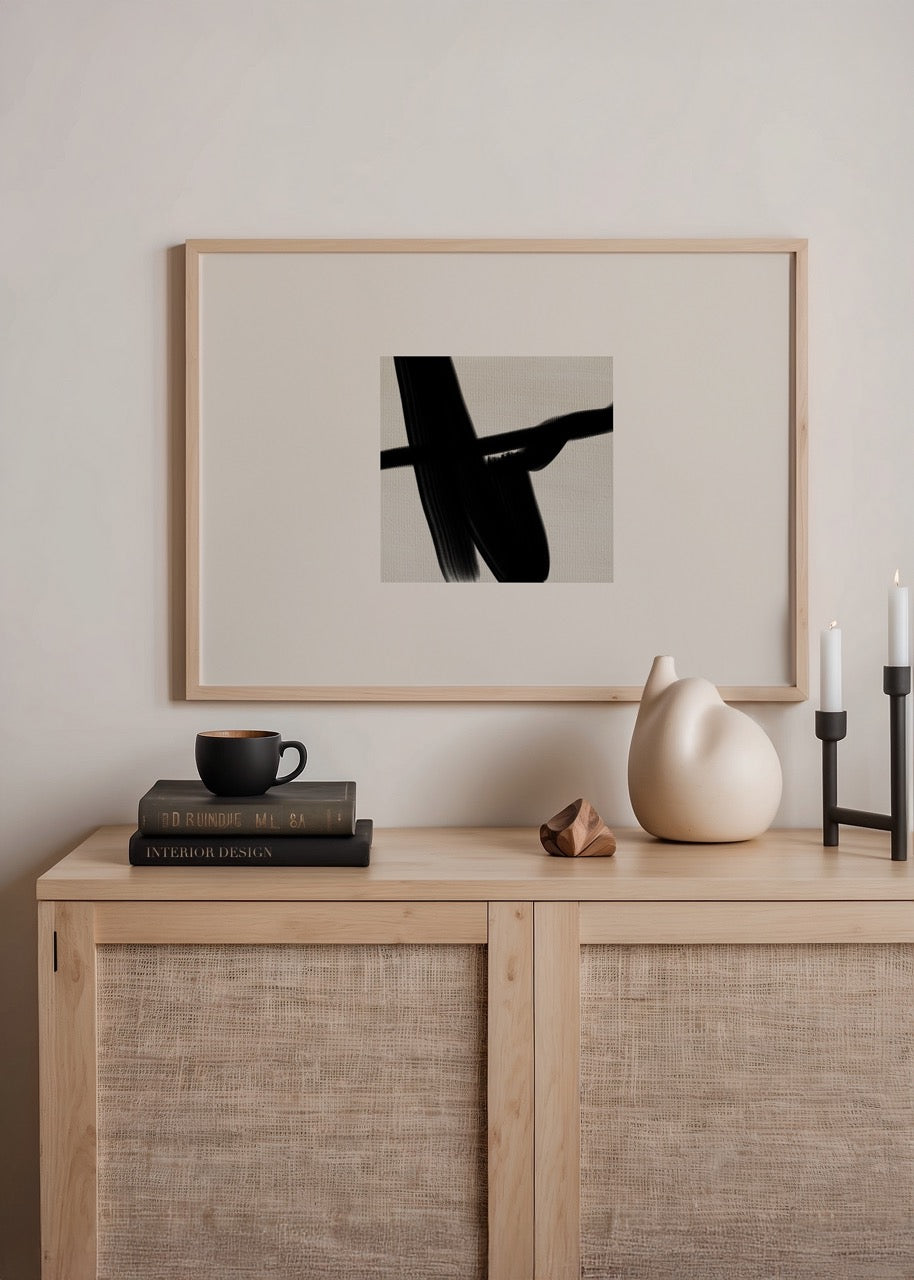Ekru zemin üzerine siyah fırça darbesiyle oluşturulmuş minimal soyut poster baskı