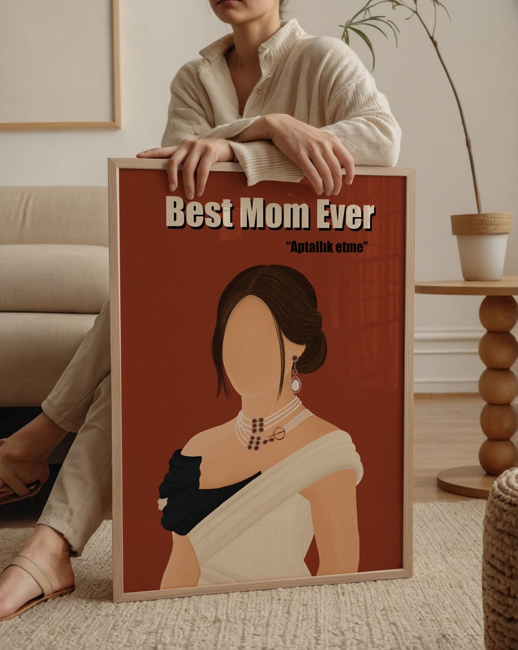 Özge Özcan Firdevs Hanım posteri; Best Mom Ever yazılı, güçlü ve karizmatik anne figürü illüstrasyonu.